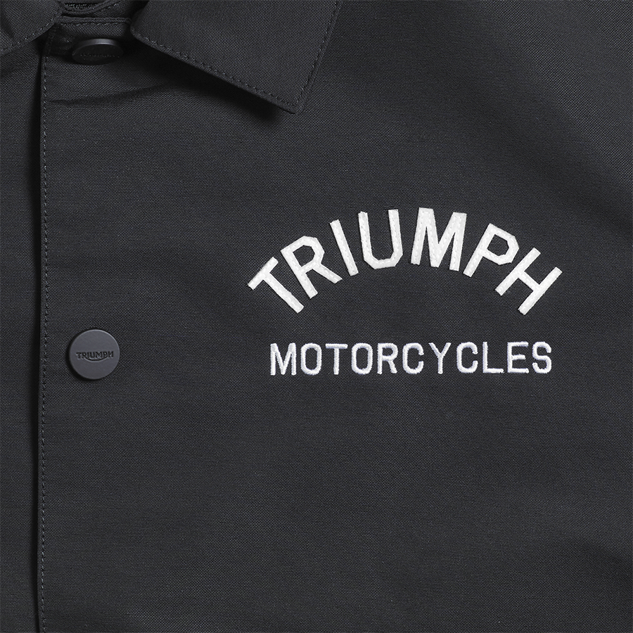 https://triumph.euwest01.umbraco.io/media/2258/carter_coach_-jacket_black_mths21129_gallery_ss21_4.png