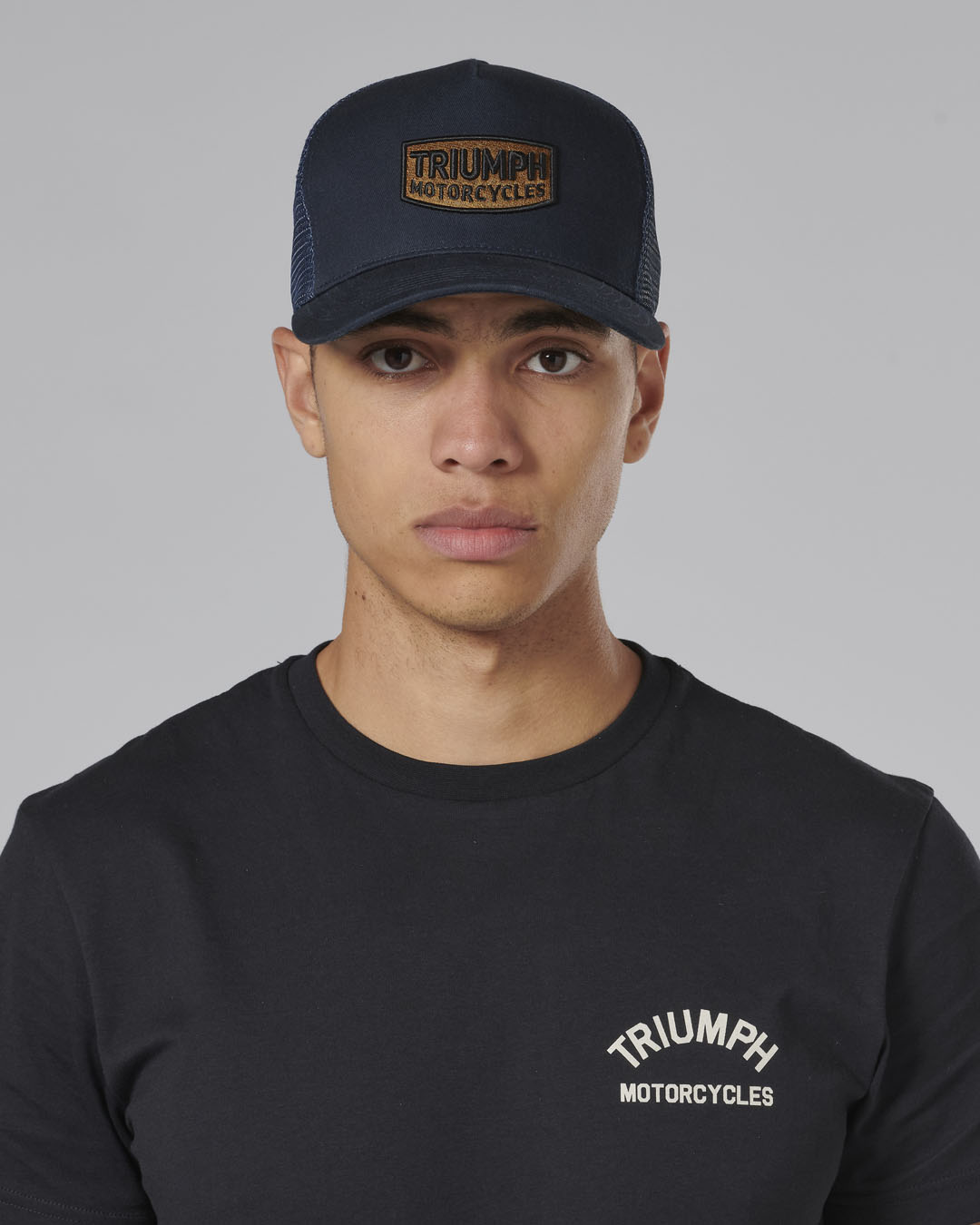 https://triumph.euwest01.umbraco.io/media/4578/mcas24301_clo_24_dealermerch_dude_cap_1.jpg