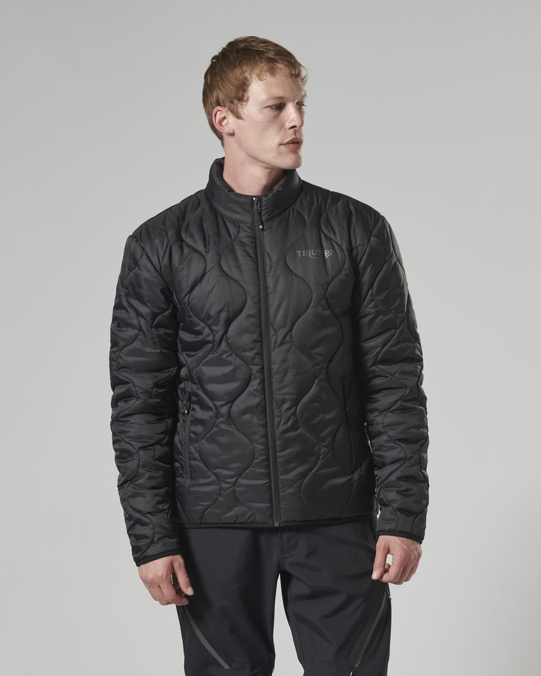 https://triumph.euwest01.umbraco.io/media/4603/mfns24006_clo_24_adventure_primaloft_jacket_men_1.jpg