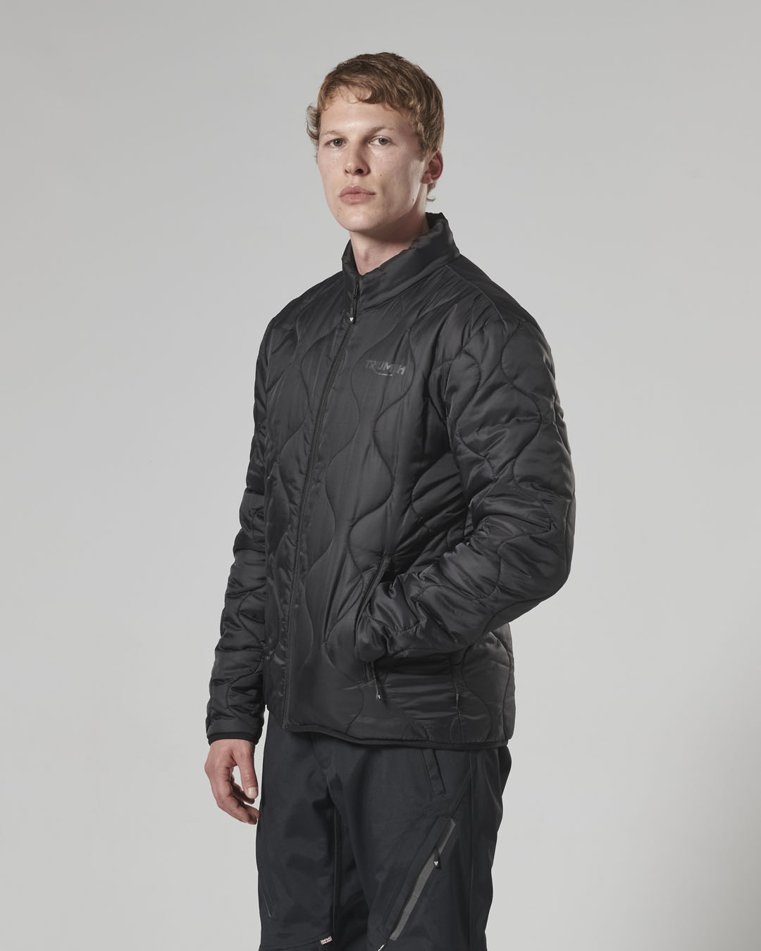 https://triumph.euwest01.umbraco.io/media/4607/mfns24006_clo_24_adventure_primaloft_jacket_men_5.jpg