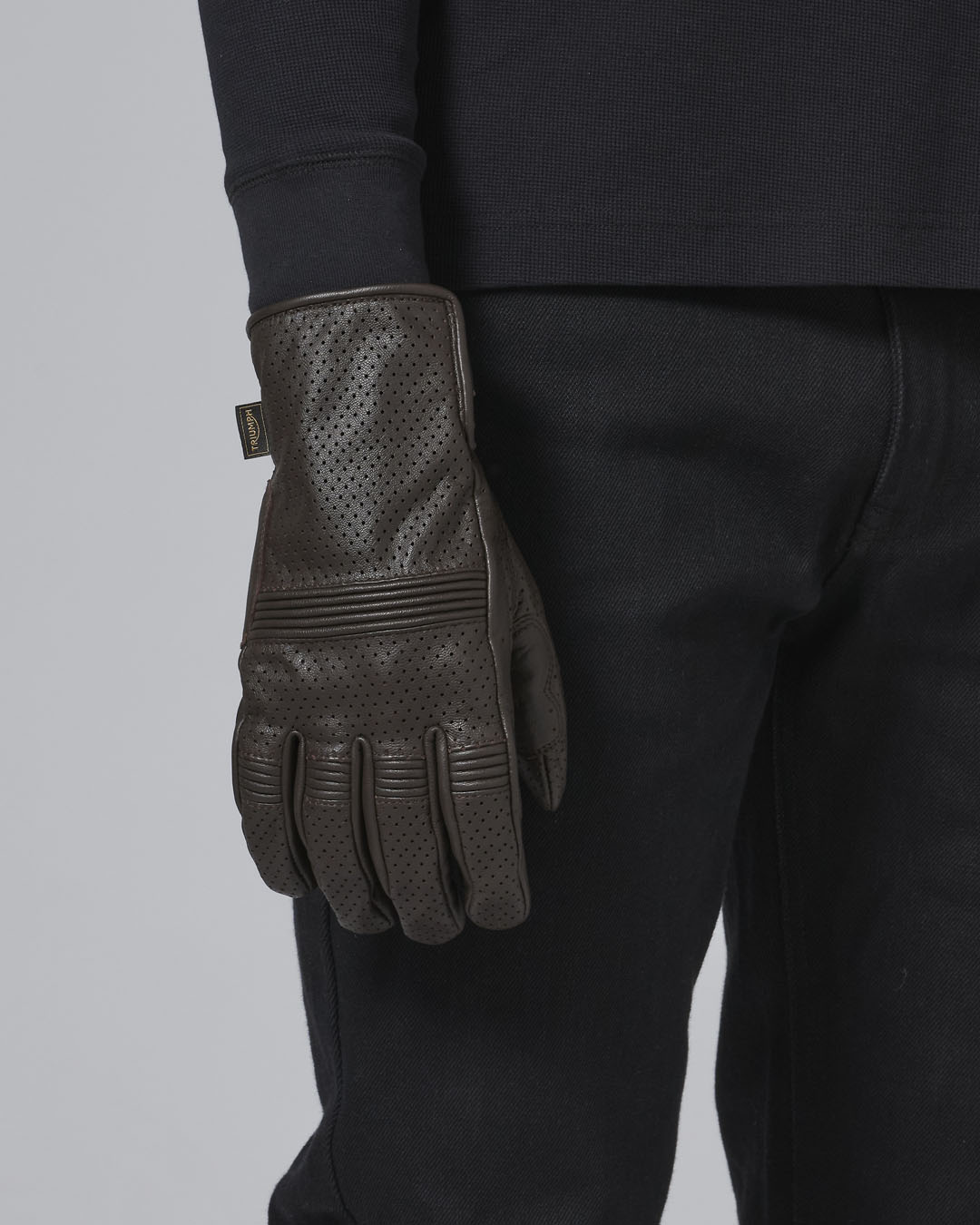 https://triumph.euwest01.umbraco.io/media/4656/mgvs24405_clo_24_modern_classic_cali_glove_1.jpg