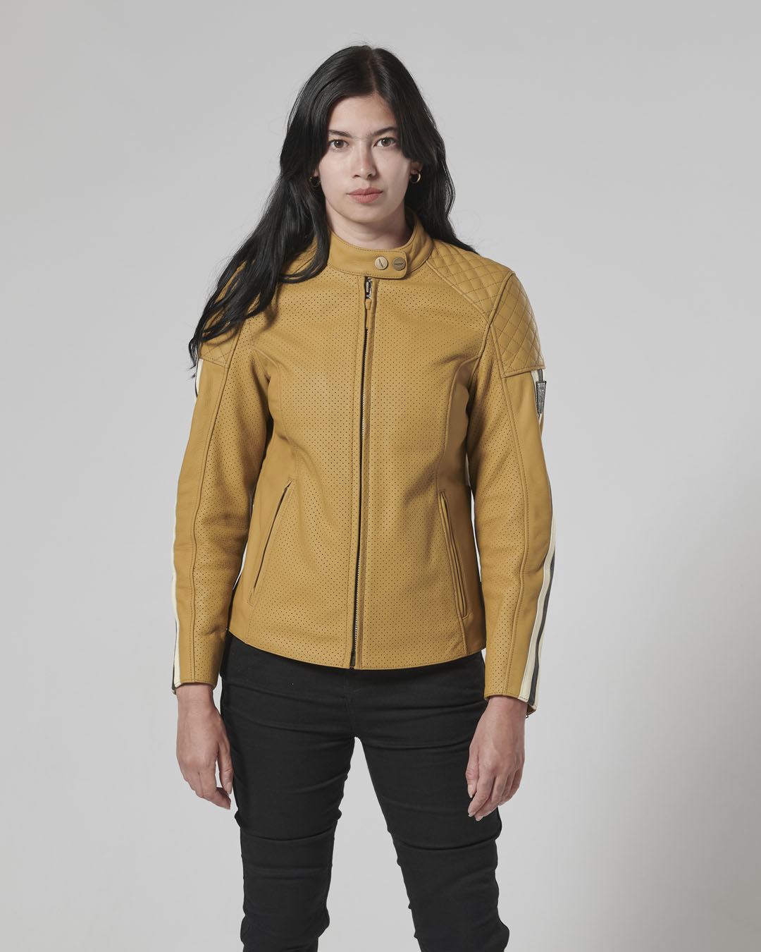 https://triumph.euwest01.umbraco.io/media/4673/mles24008_clo_24_modernclassics_braddan_air_jacket_womens_5.jpg