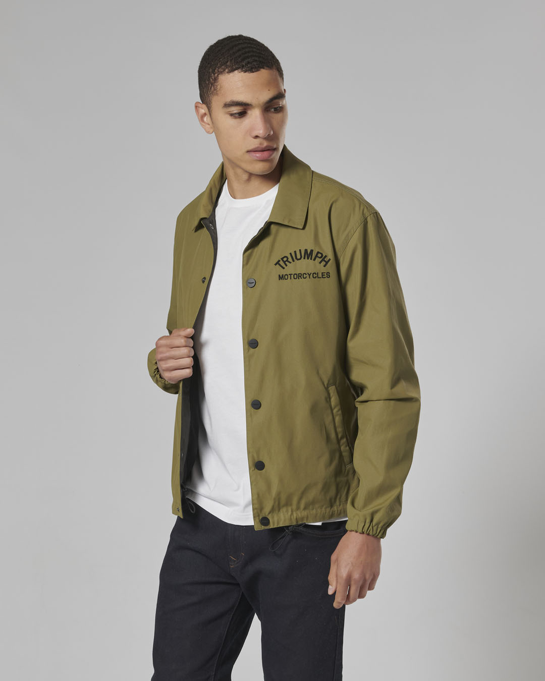 https://triumph.euwest01.umbraco.io/media/4767/mtes24007_clo_24_dealermerch_carter_coach_jacket_2.jpg