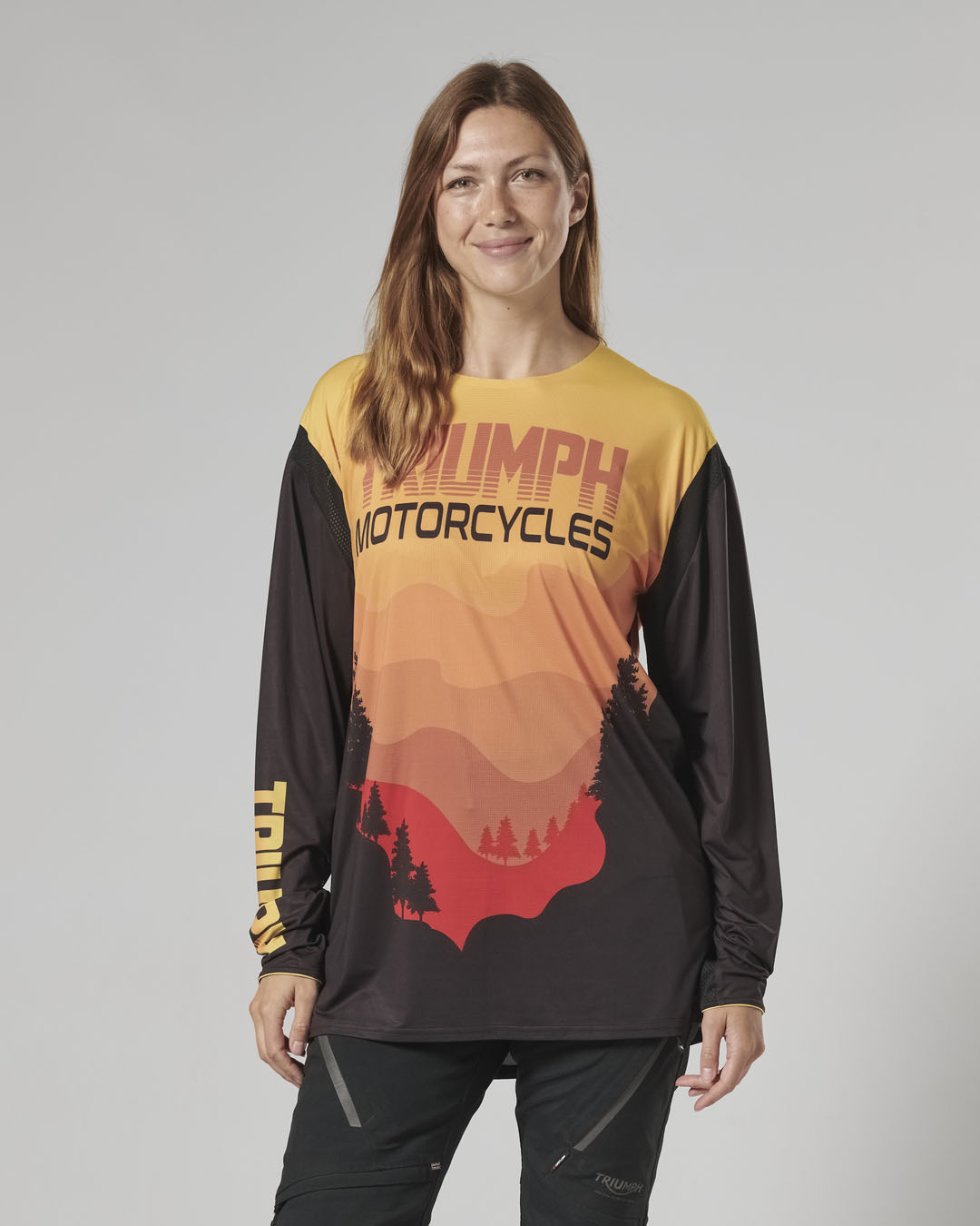 https://triumph.euwest01.umbraco.io/media/4829/mtls24131_clo_24_adventure_sunset_jersey_women_1.jpg