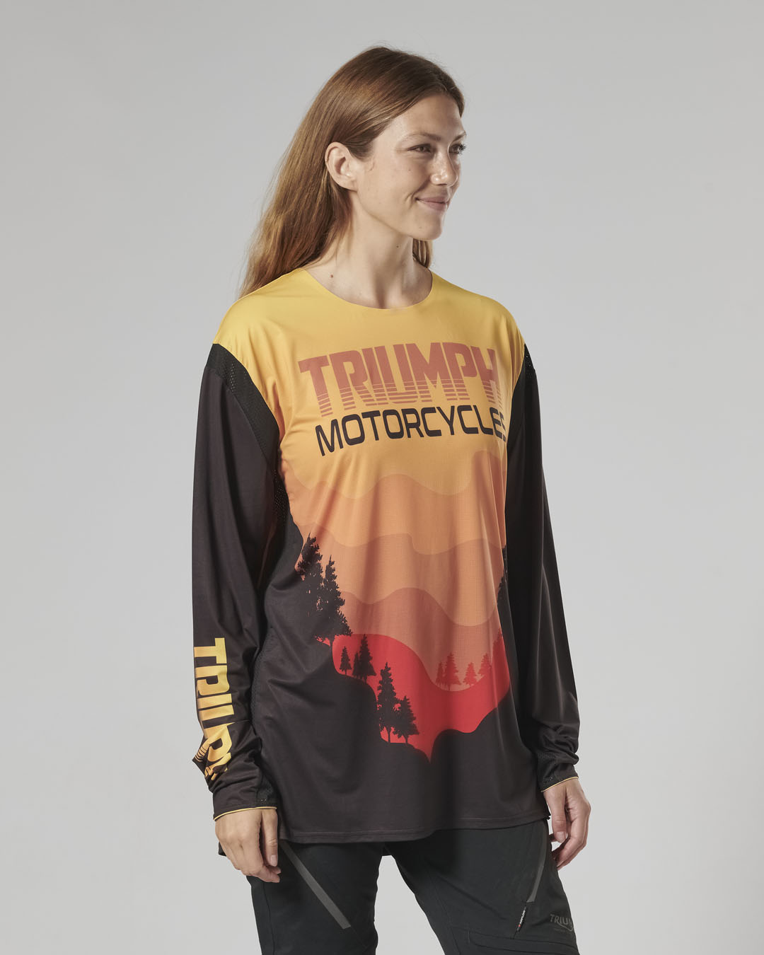 https://triumph.euwest01.umbraco.io/media/4831/mtls24131_clo_24_adventure_sunset_jersey_women_3.jpg