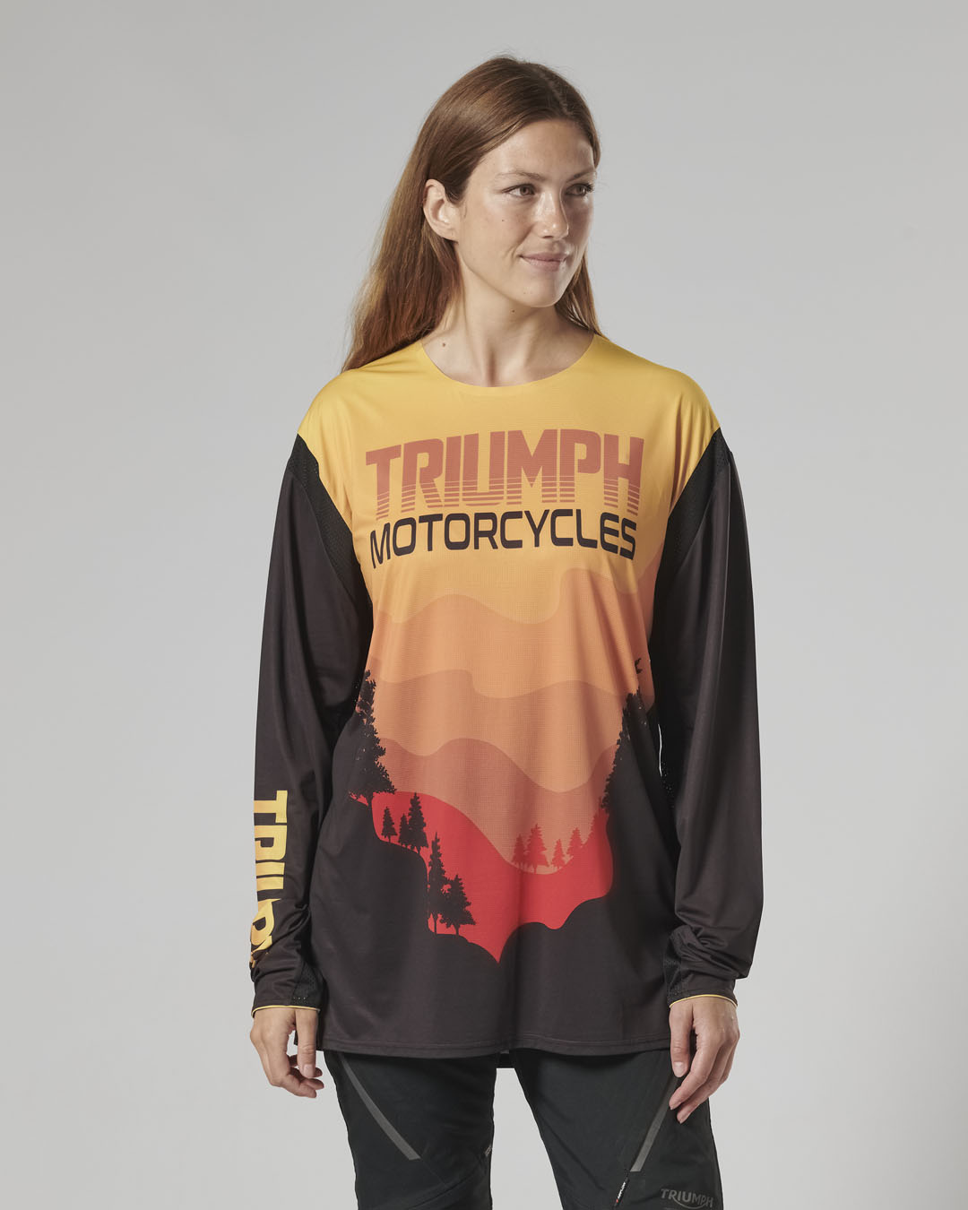 https://triumph.euwest01.umbraco.io/media/4832/mtls24131_clo_24_adventure_sunset_jersey_women_4.jpg