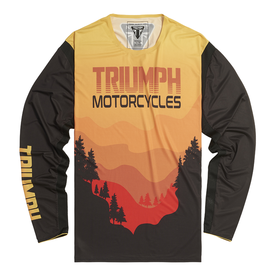 https://triumph.euwest01.umbraco.io/media/4835/mtls24131_sunset_jersey_tee_gallery_ss24_1.png