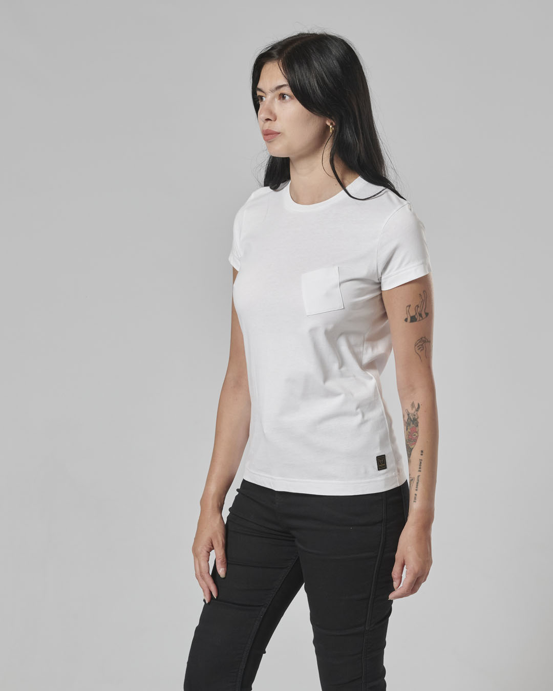 https://triumph.euwest01.umbraco.io/media/5031/mtss24126_clo_24_dealermerch_bonneville_t120_tee_womens_3.jpg