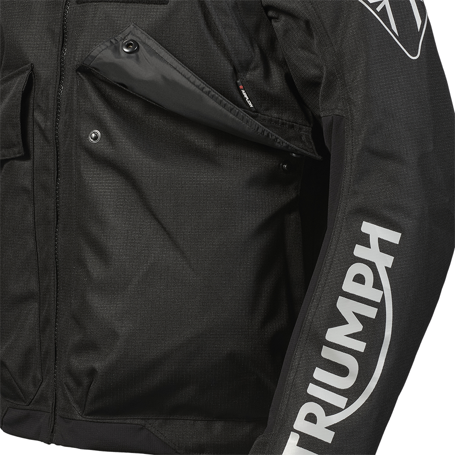 https://triumph.euwest01.umbraco.io/media/5651/mtes25012_pathfinder_jacket_clo_2025_adventure__10.png