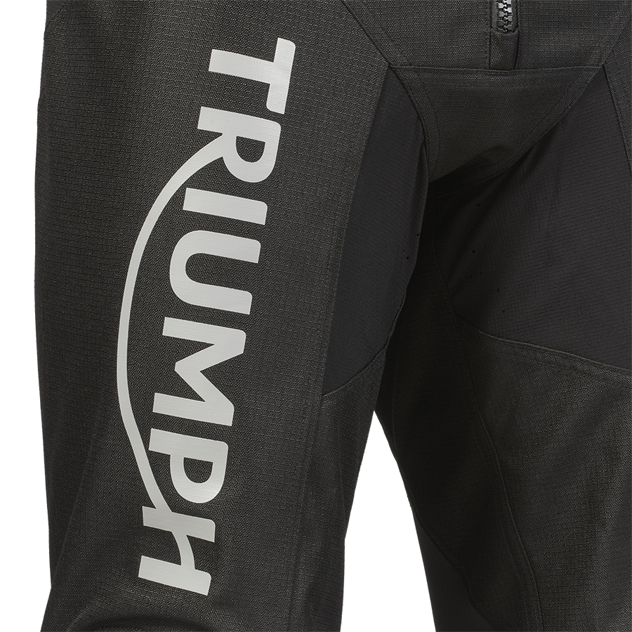 https://triumph.euwest01.umbraco.io/media/5701/mtjs25013_pathfinder_pants_clo_2025_adventure__6.png