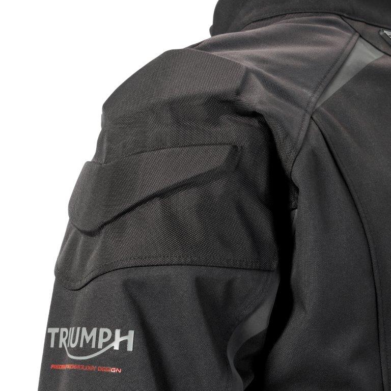 https://triumph.euwest01.umbraco.io/media/5790/mtps25002_carrion_jacket_clo_2025_adventure__10.jpg