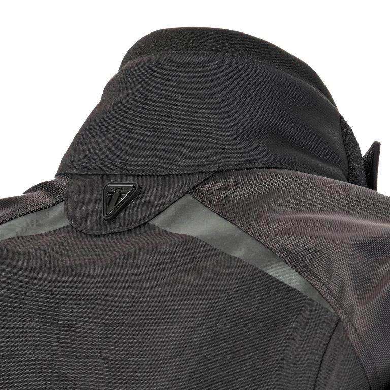 https://triumph.euwest01.umbraco.io/media/5802/mtps25002_carrion_jacket_clo_2025_adventure__5.jpg