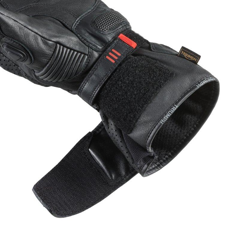 https://triumph.euwest01.umbraco.io/media/6333/mgvs25515_arena_glove_clo_2025_roadster__2.jpg