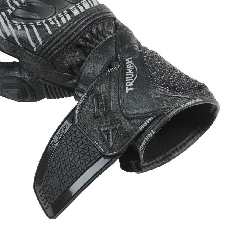 https://triumph.euwest01.umbraco.io/media/6334/mgvs25515_arena_glove_clo_2025_roadster__3.jpg