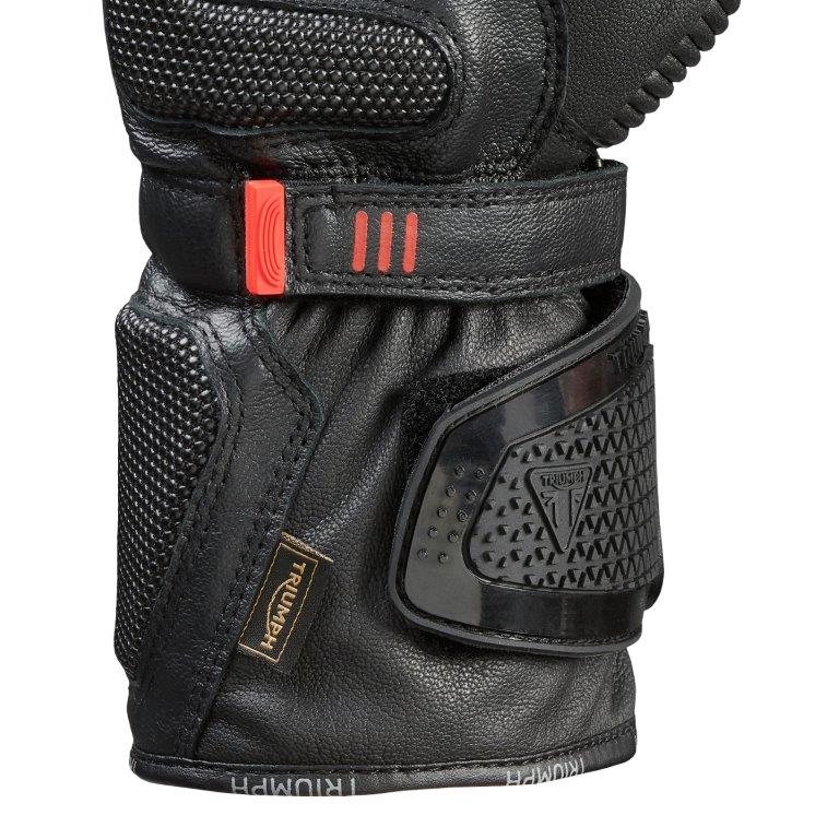 https://triumph.euwest01.umbraco.io/media/6338/mgvs25515_arena_glove_clo_2025_roadster__7.jpg