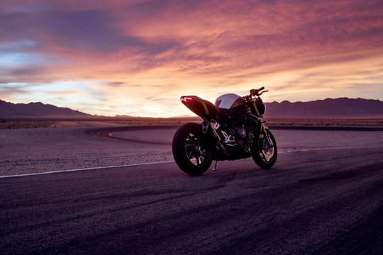 SPEED TRIPLE RS: TERMINALE AKRAPOVIC INCLUSO.