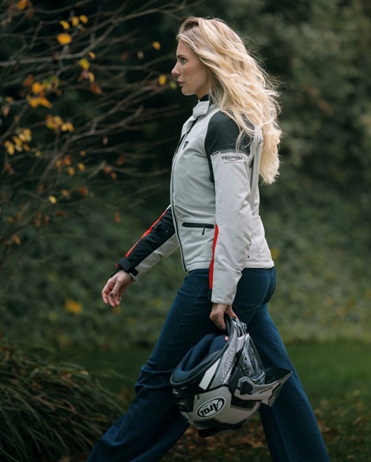 ABBIGLIAMENTO NUOVO E  REPARTO OUTLET 